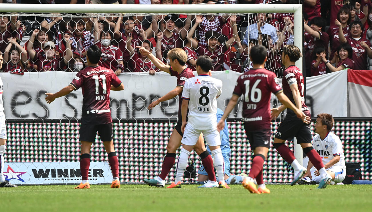 神戸対FC東京　前半、先制ゴールを決めた神戸武藤（左）（撮影・和賀正仁）