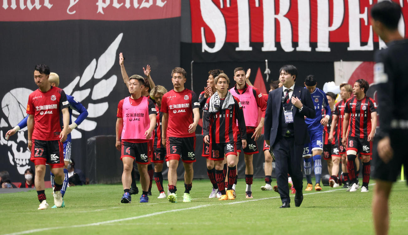 札幌対名古屋　名古屋に敗れ肩を落とす札幌イレブン（撮影・佐藤翔太）