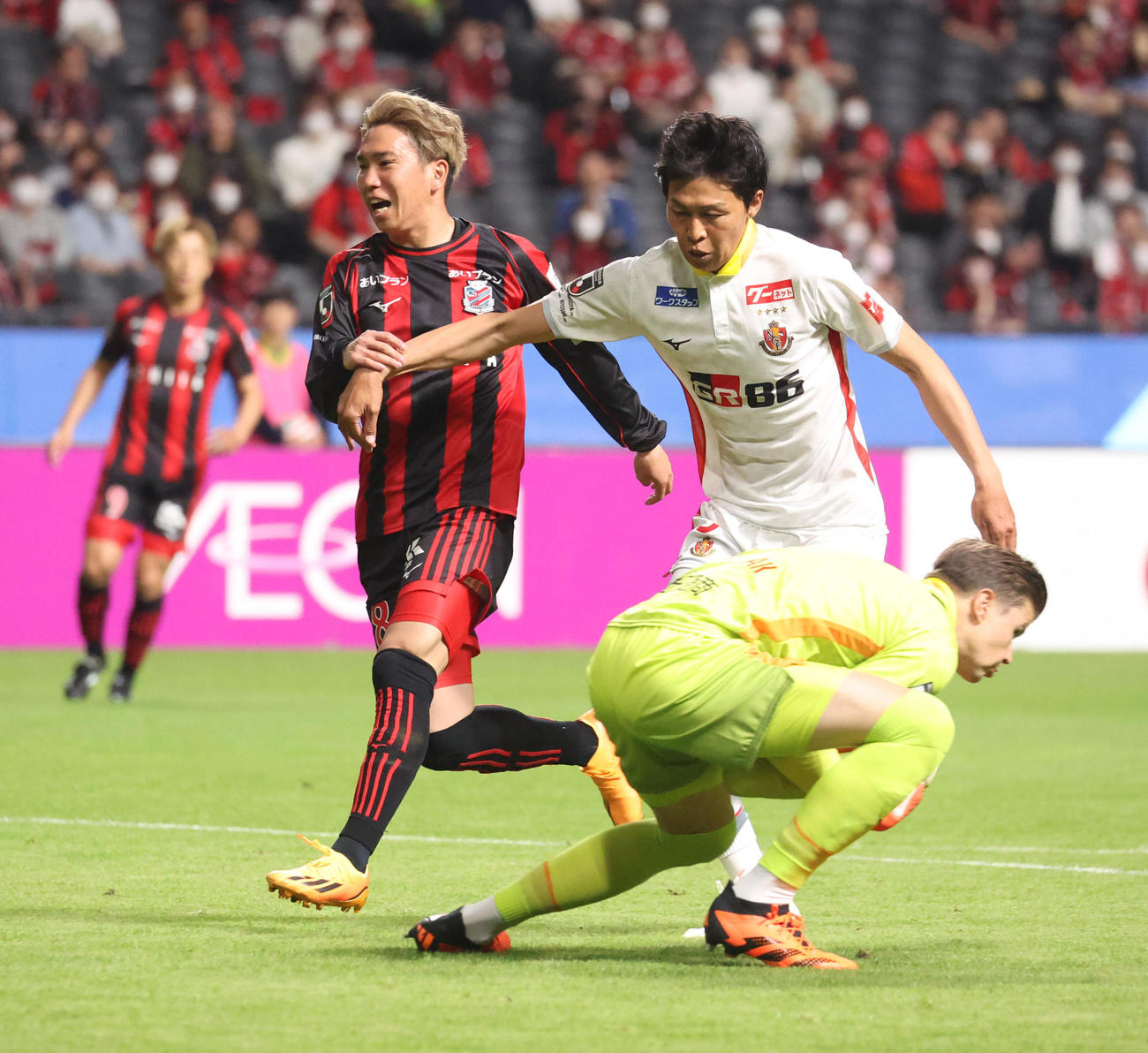 札幌対名古屋　前半、シュートを打たせてもらえない札幌浅野（撮影・佐藤翔太）