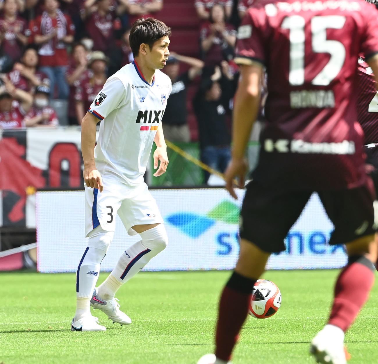 神戸対FC東京　後半、パスを出す相手を探すFC東京森重（撮影・和賀正仁）