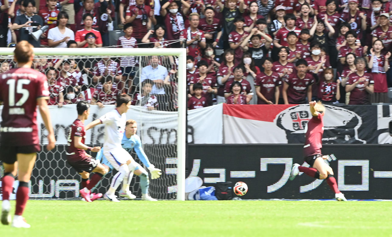 神戸対FC東京　前半、ゴールを決める神戸大迫（右）（撮影・和賀正仁）