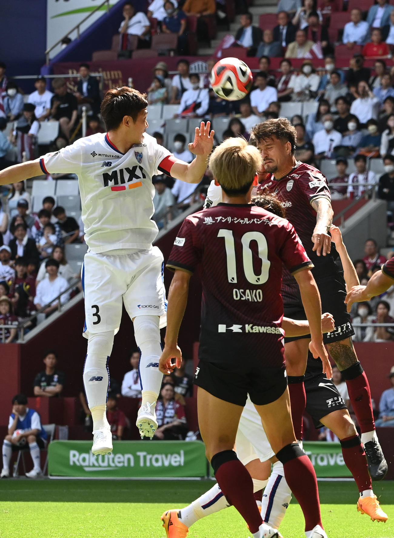 神戸対FC東京　後半、ゴール前に上がったボールにジャンプするFC東京森重（撮影・和賀正仁）