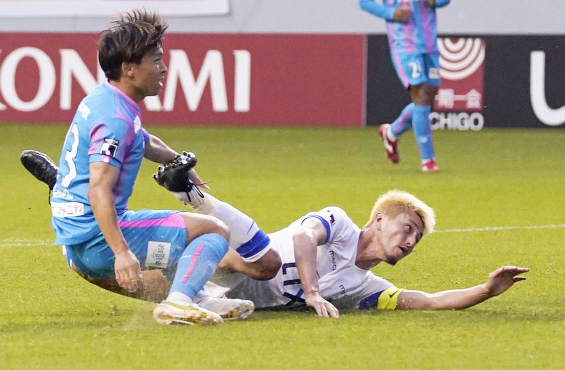 鳥栖―鹿島　試合終了間際、同点ゴールを決める鹿島・鈴木（右、共同）