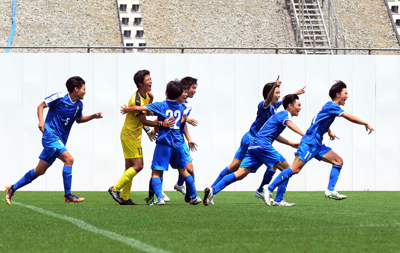 準決勝進出を決め、歓喜する村松桂（左から2人目）ら清水東の選手たち