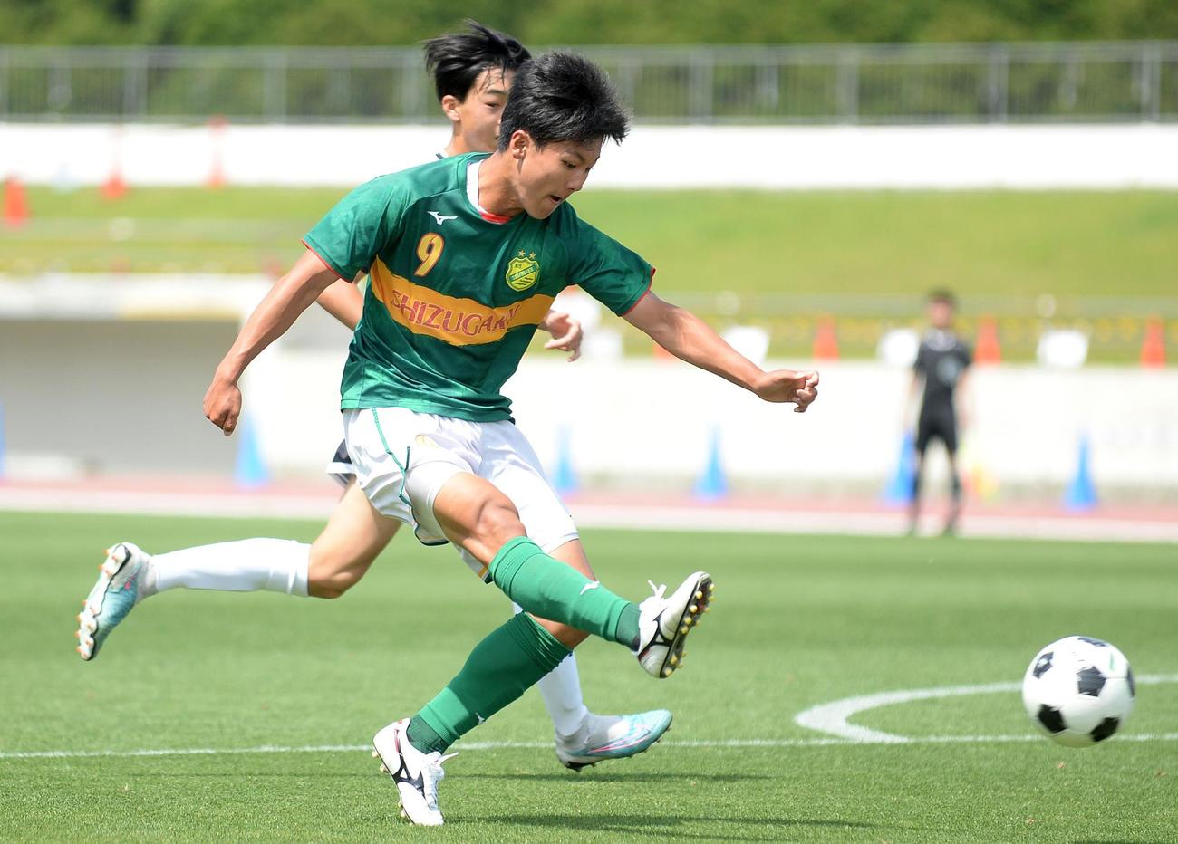 前半に追加点を決める静岡学園FW神田