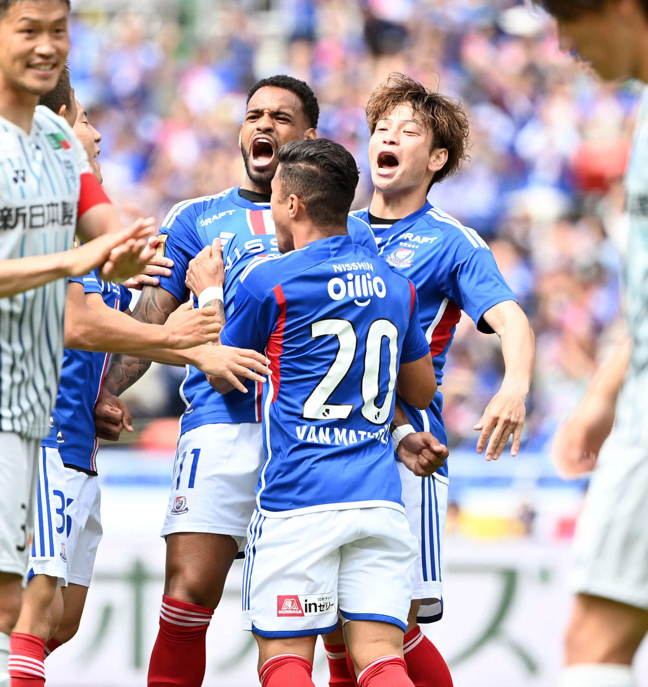 横浜対福岡　前半、先制ゴールを決めほえる横浜Aロペス（中央左）（撮影・たえ見朱実）