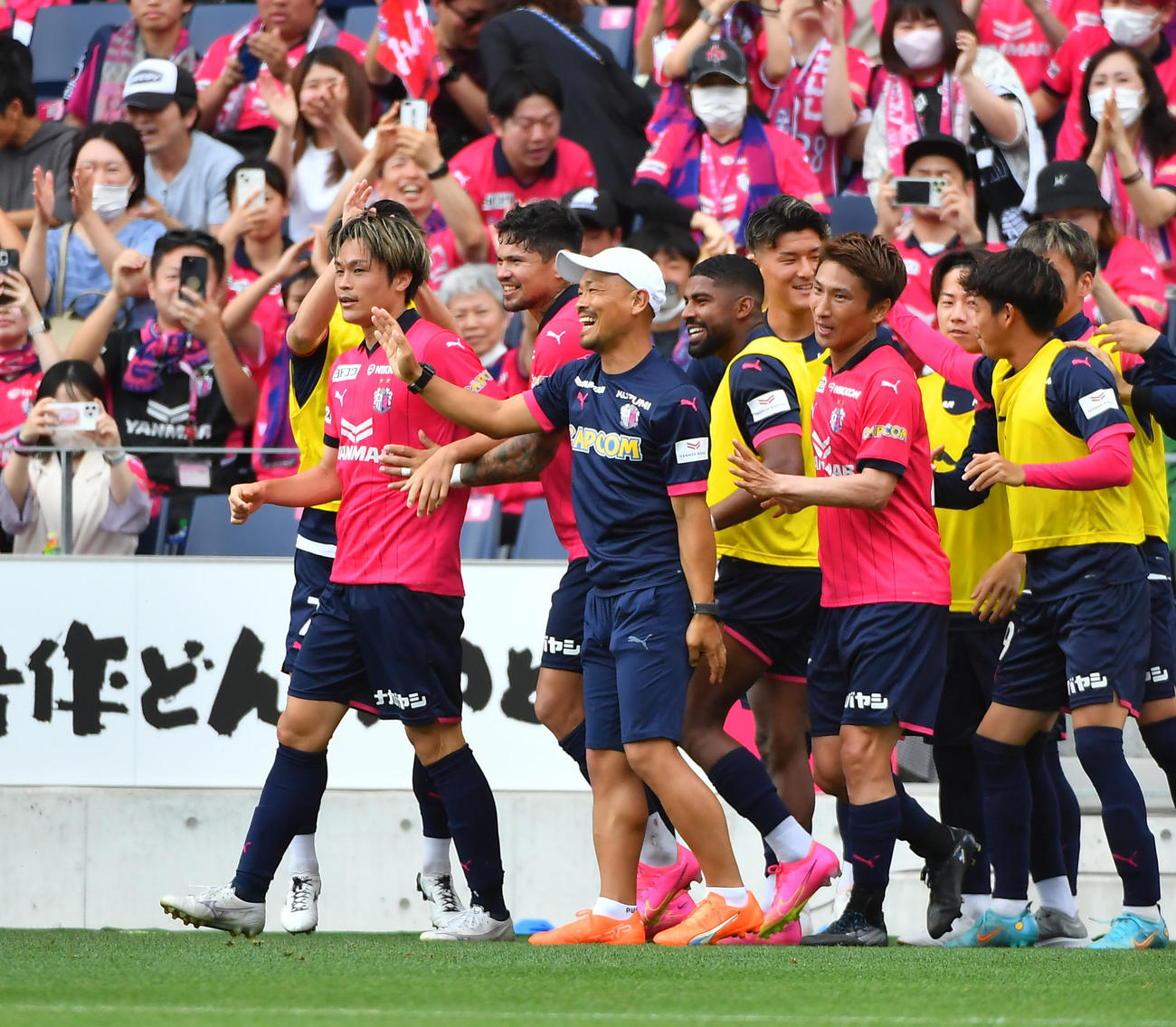 C大阪対横浜FC　前半、右からのクロスに頭で合わせ先制ゴールを決めるC大阪為田（左）（撮影・清水貴仁）