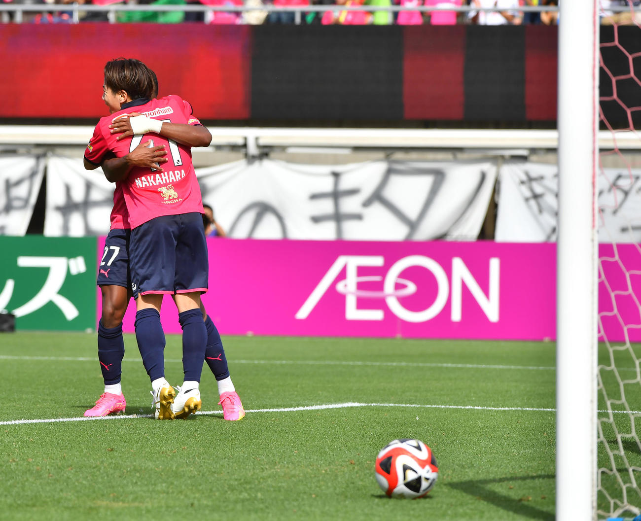C大阪対横浜FC　後半、追加点を決めるC大阪中原（手前）（撮影・清水貴仁）