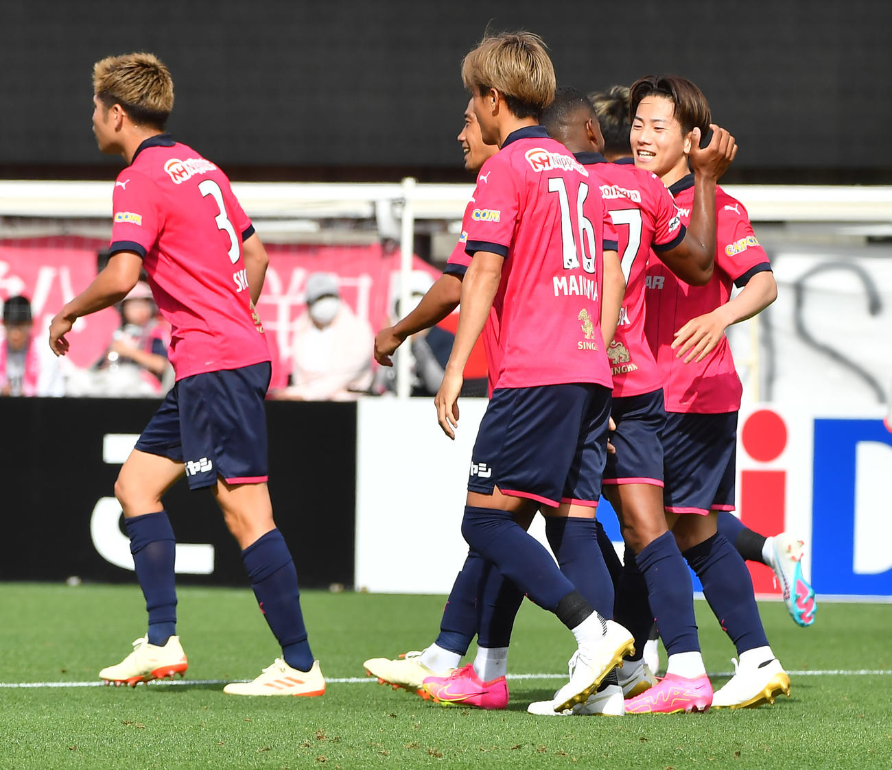 C大阪対横浜FC　後半、追加点を決めるC大阪中原（右）（撮影・清水貴仁）