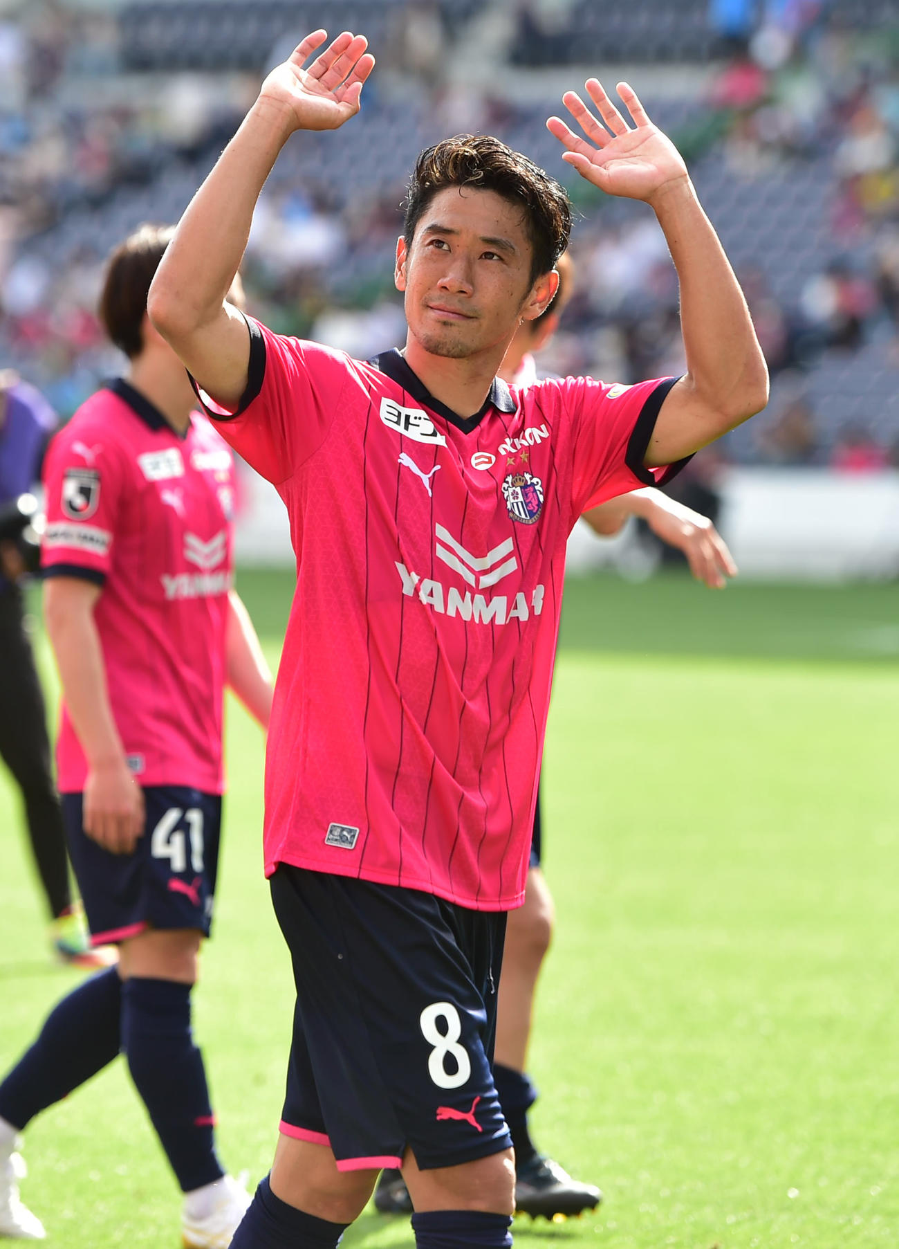C大阪対横浜FC　試合に快勝しサポーターに手を振るC大阪香川（撮影・清水貴仁）