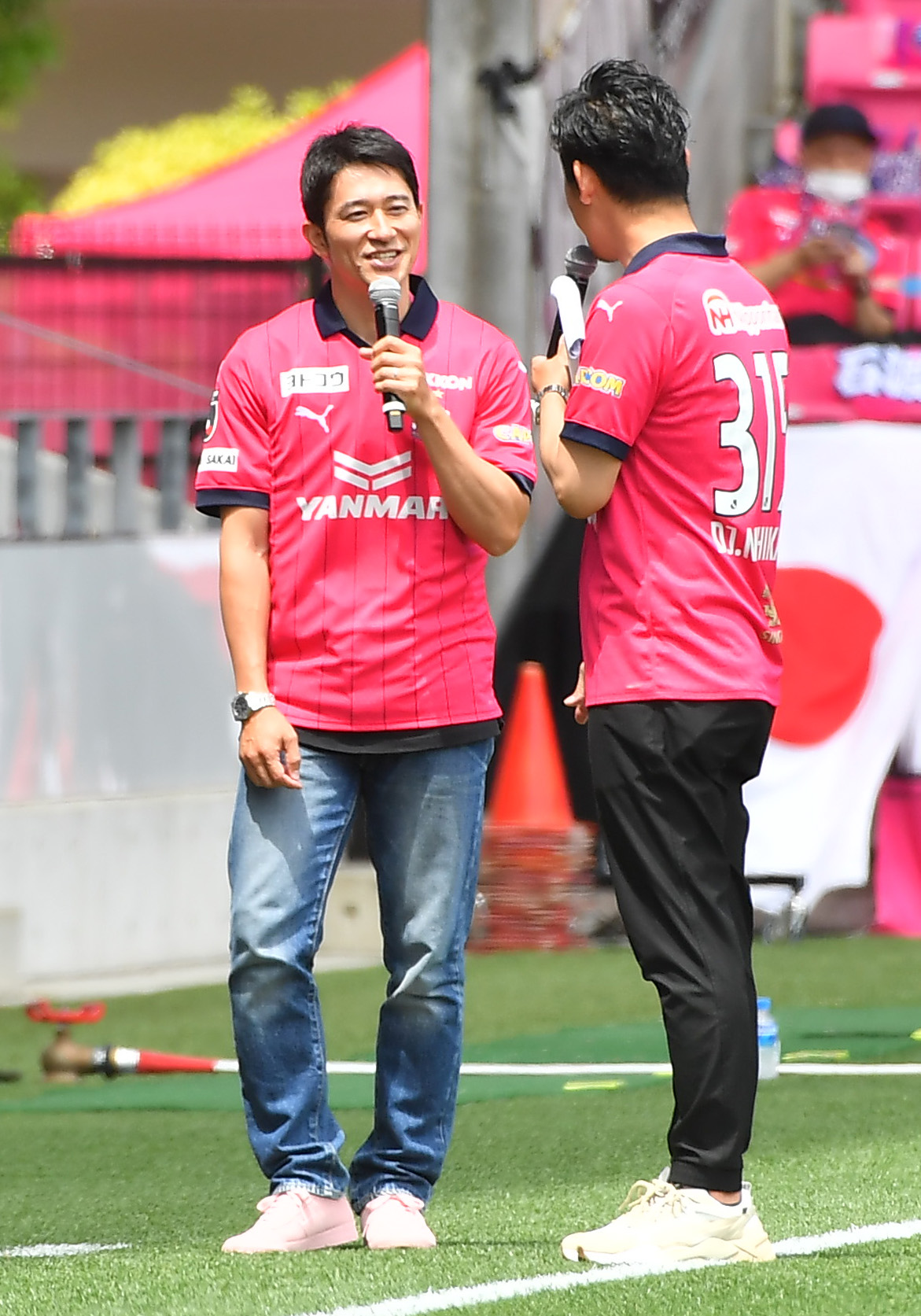 C大阪対横浜FC　試合前のイベントに登場した玉田圭司氏（左）（撮影・清水貴仁）