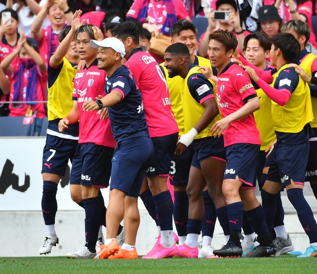 C大阪対横浜FC　前半、右からのクロスに頭で合わせ先制ゴールを決めるC大阪為田（左）（撮影・清水貴仁）