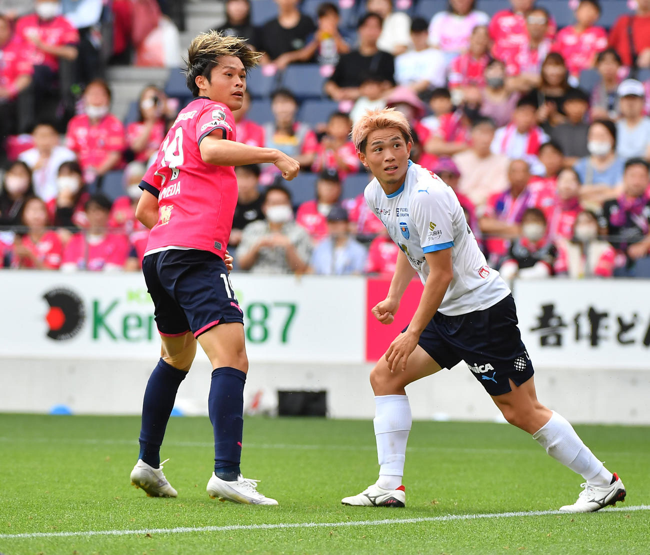 C大阪対横浜FC　前半、右からのクロスに頭で合わせ先制ゴールを決めるC大阪為田（左）（撮影・清水貴仁）