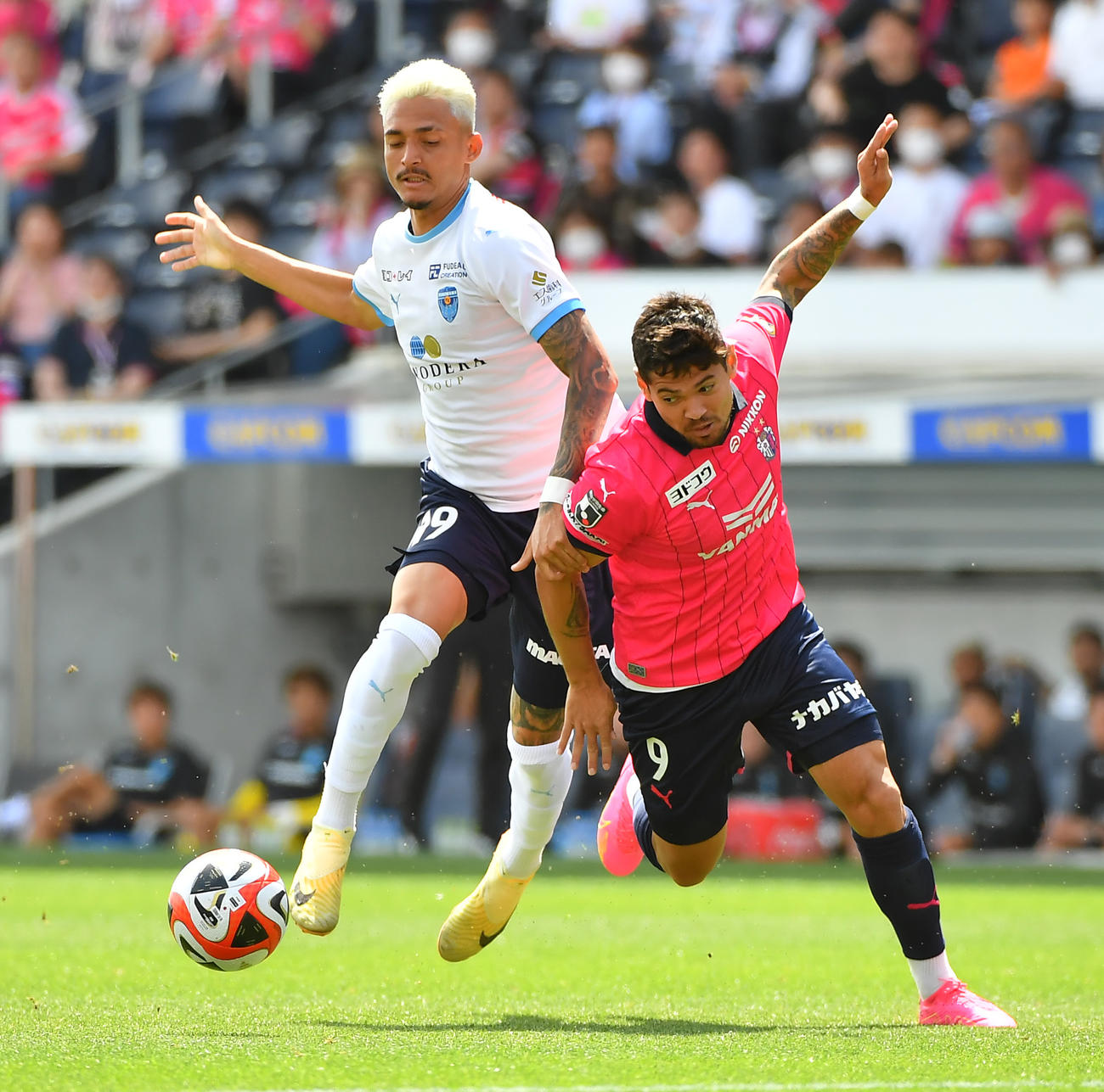 C大阪対横浜FC　前半、競り合うC大阪レオ・レアラ（右）と横浜FCのモラエス（撮影・清水貴仁）