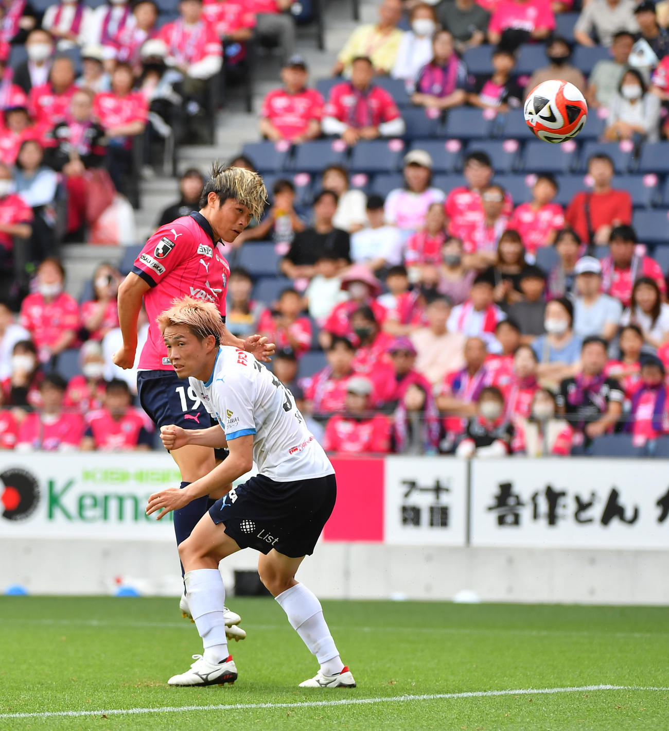 C大阪対横浜FC　前半、右からのクロスに頭で合わせ先制ゴールを決めるC大阪為田（左）（撮影・清水貴仁）