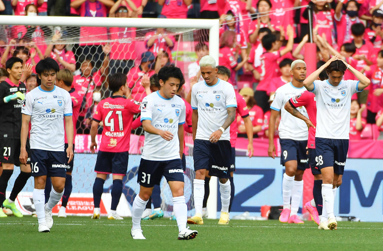 C大阪対横浜FC　試合に敗れがっくりする横浜FCの選手たち（撮影・清水貴仁）