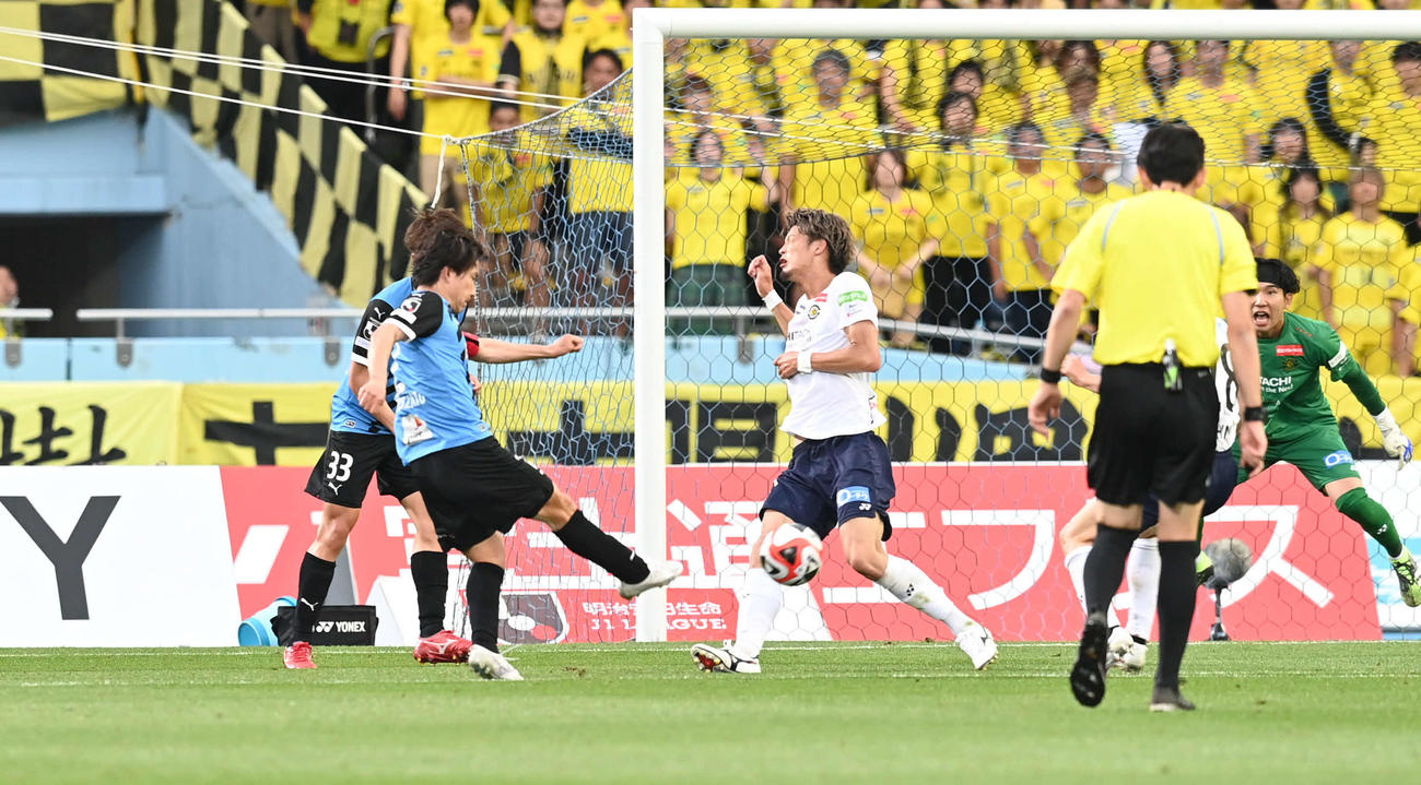 川崎F対柏　前半、川崎F登里（左）は追加点を奪う（撮影・山崎安昭）