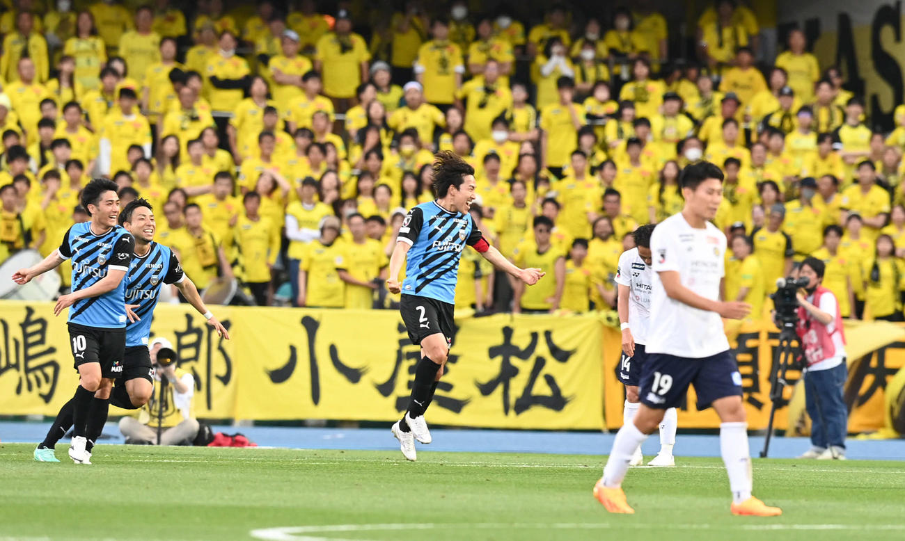 川崎F対柏　前半、追加点を決めた川崎F登里（中央）はジャンプして喜ぶ（撮影・山崎安昭）