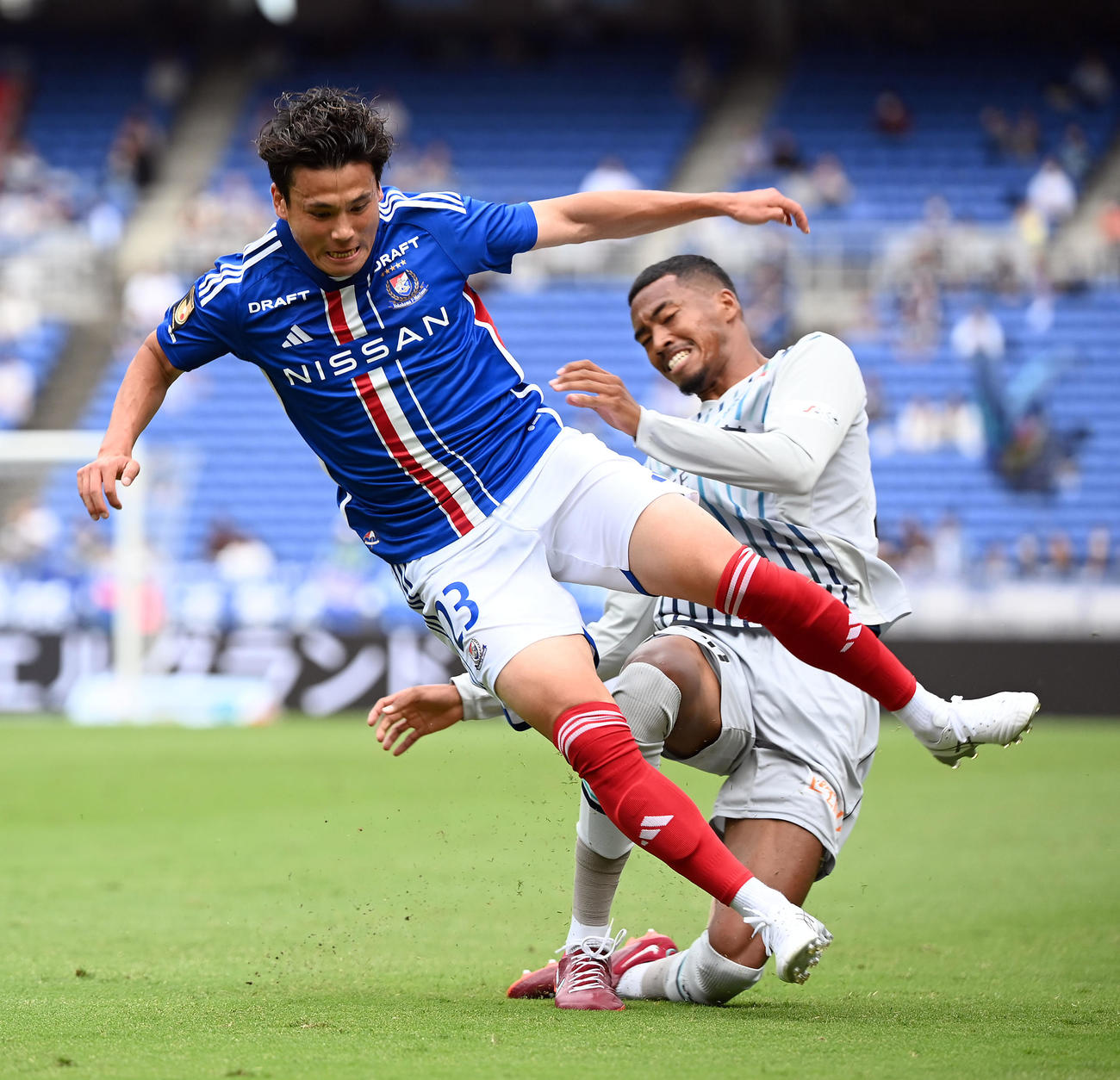 横浜対福岡　後半、福岡三国ケネディエブス（右）とボールを奪い合い倒れる横浜宮市亮（撮影・たえ見朱実）