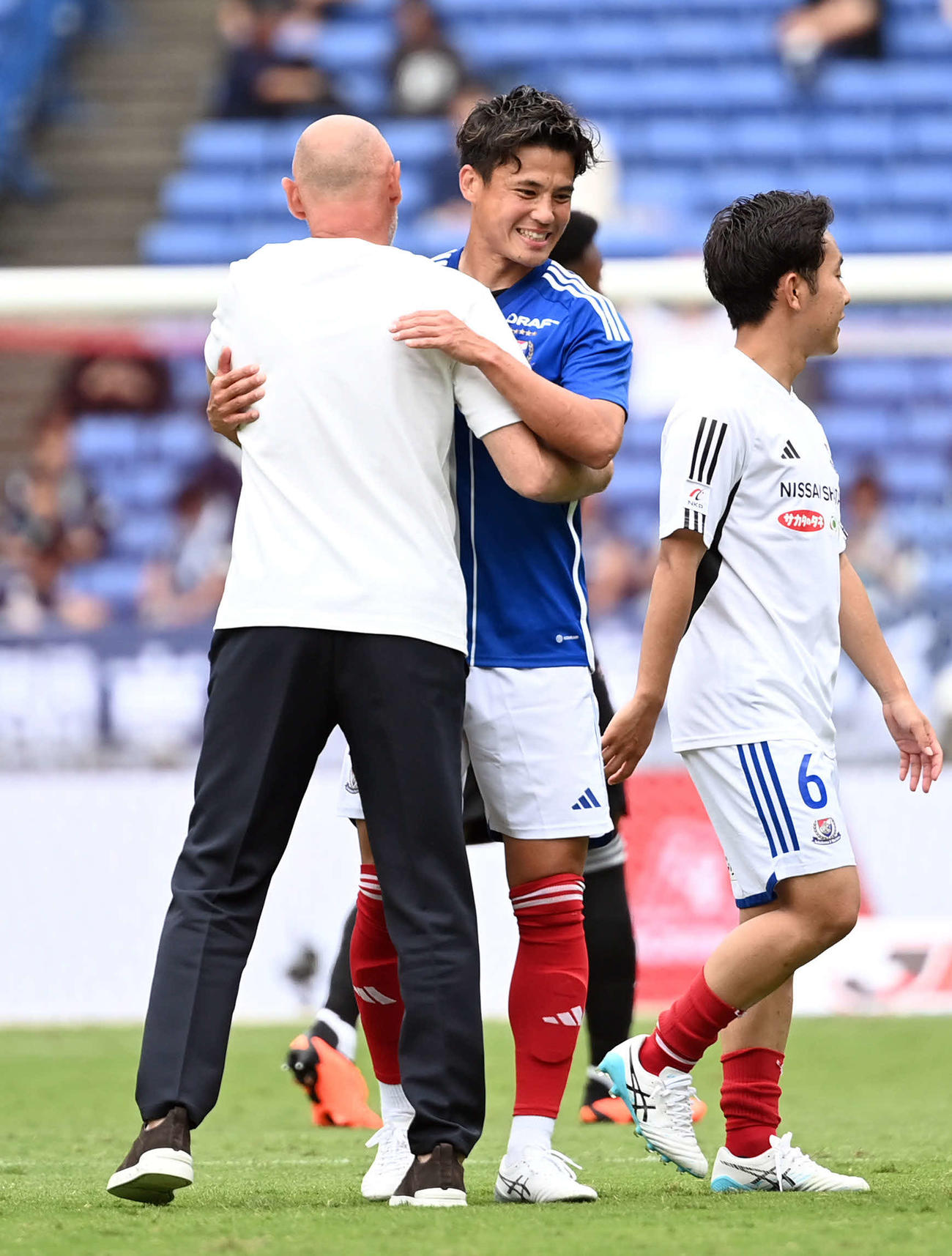 横浜対福岡　試合終了後、マスカット監督（左）と抱き合う横浜宮市（撮影・たえ見朱実）