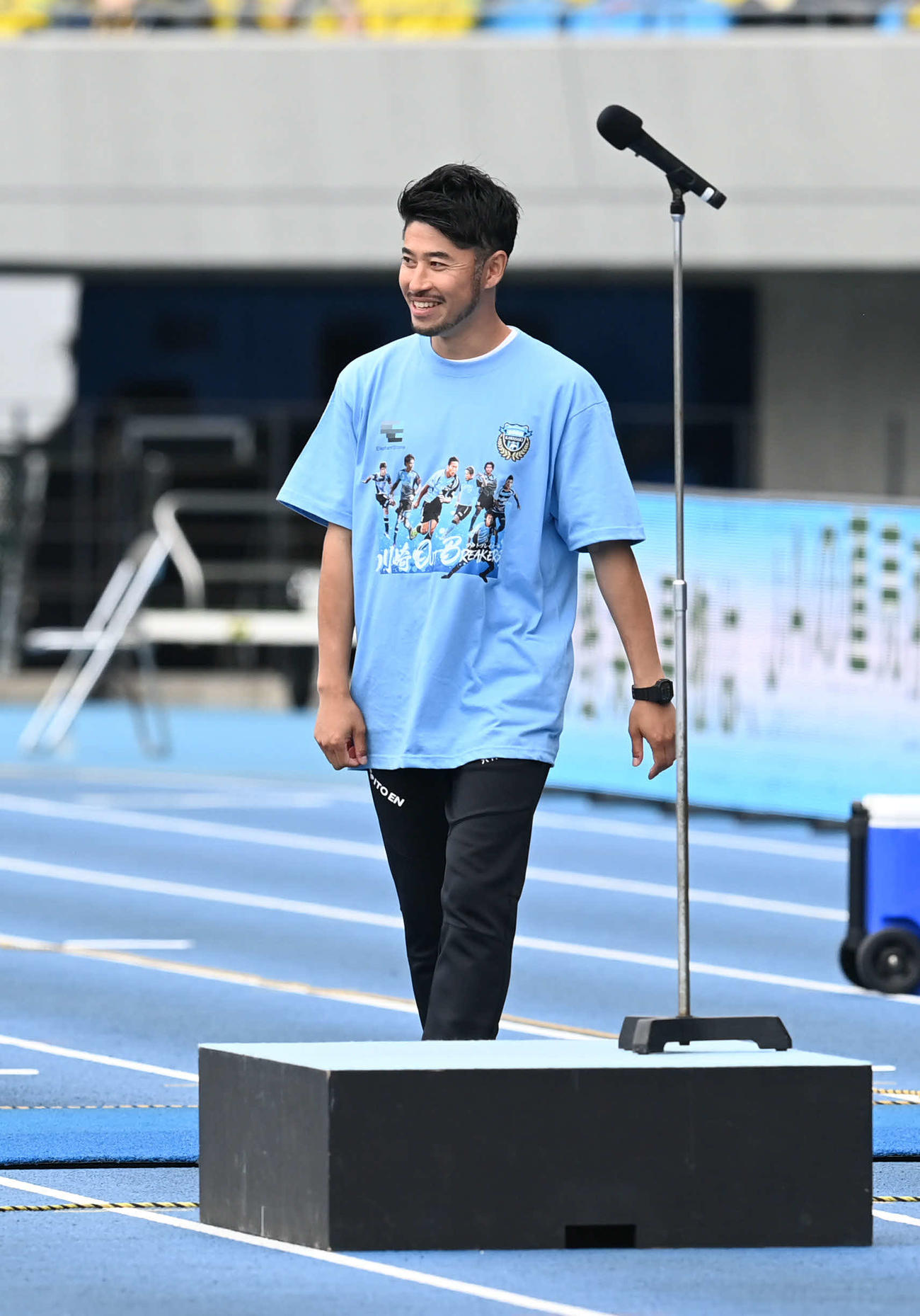 川崎F対柏　開始前、引退のあいさつに登場した田中氏（撮影・山崎安昭）
