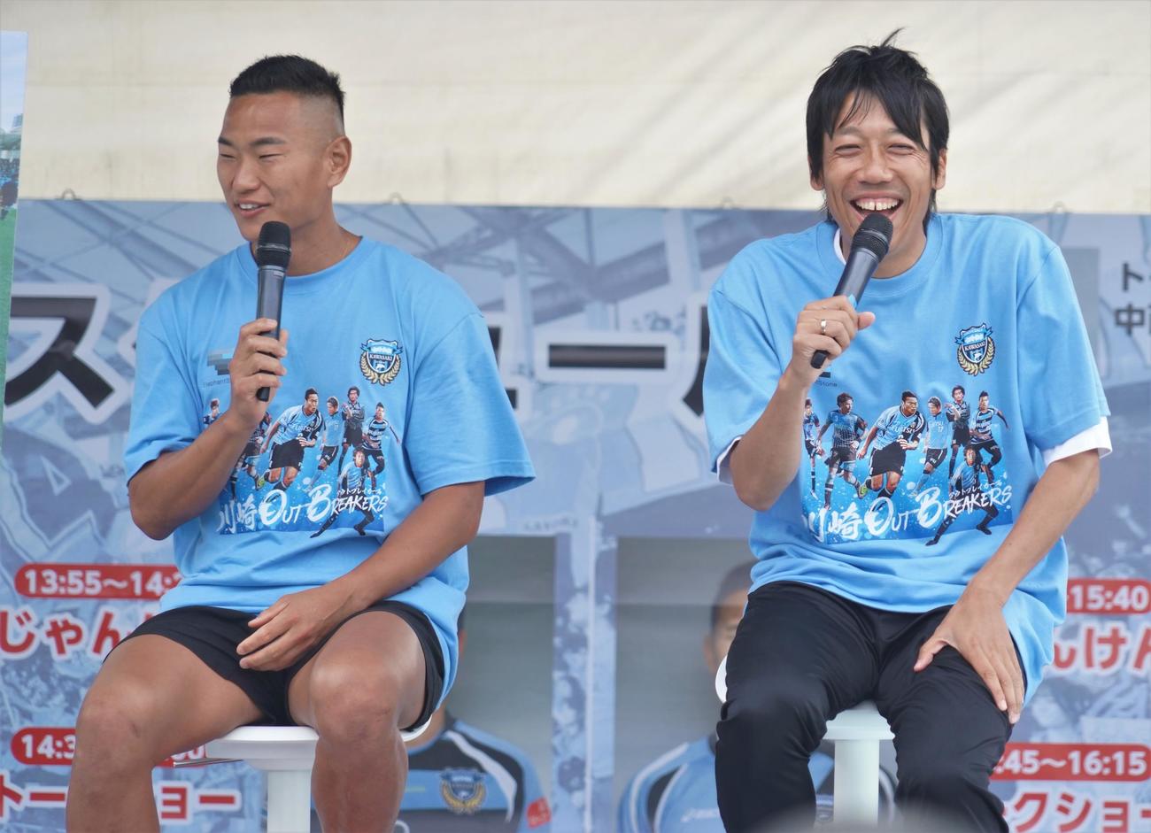 川崎フロンターレの企画「川崎OutBreakers」のトークショーに出席した鄭大世氏（左）と中村憲剛氏（撮影・佐藤成）