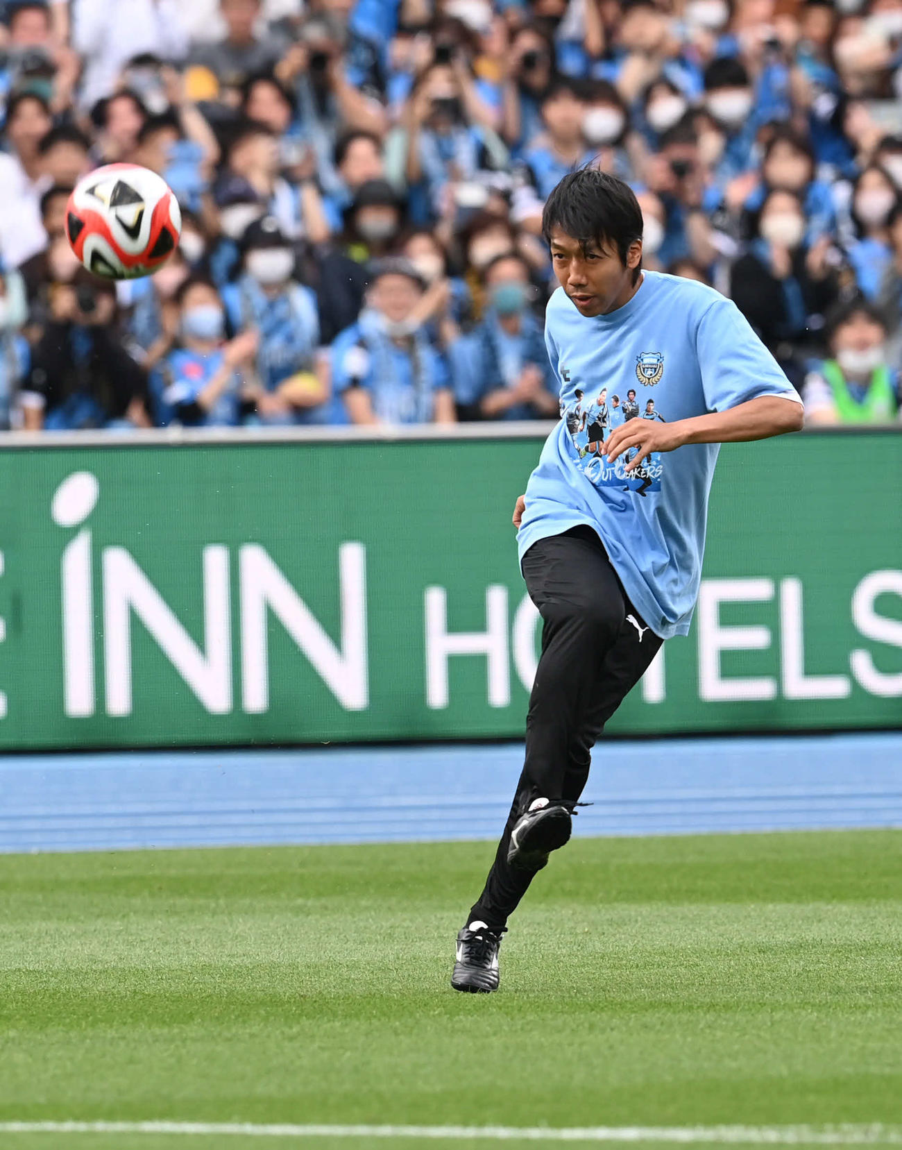 川崎F対柏　開始前、川崎FのOBが参加した始球式でクロスを入れる中村憲剛氏（撮影・山崎安昭）