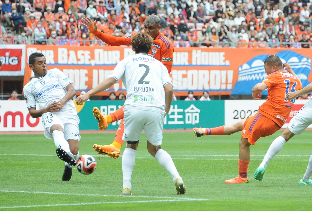 後半、右足でシュートを放つ小見