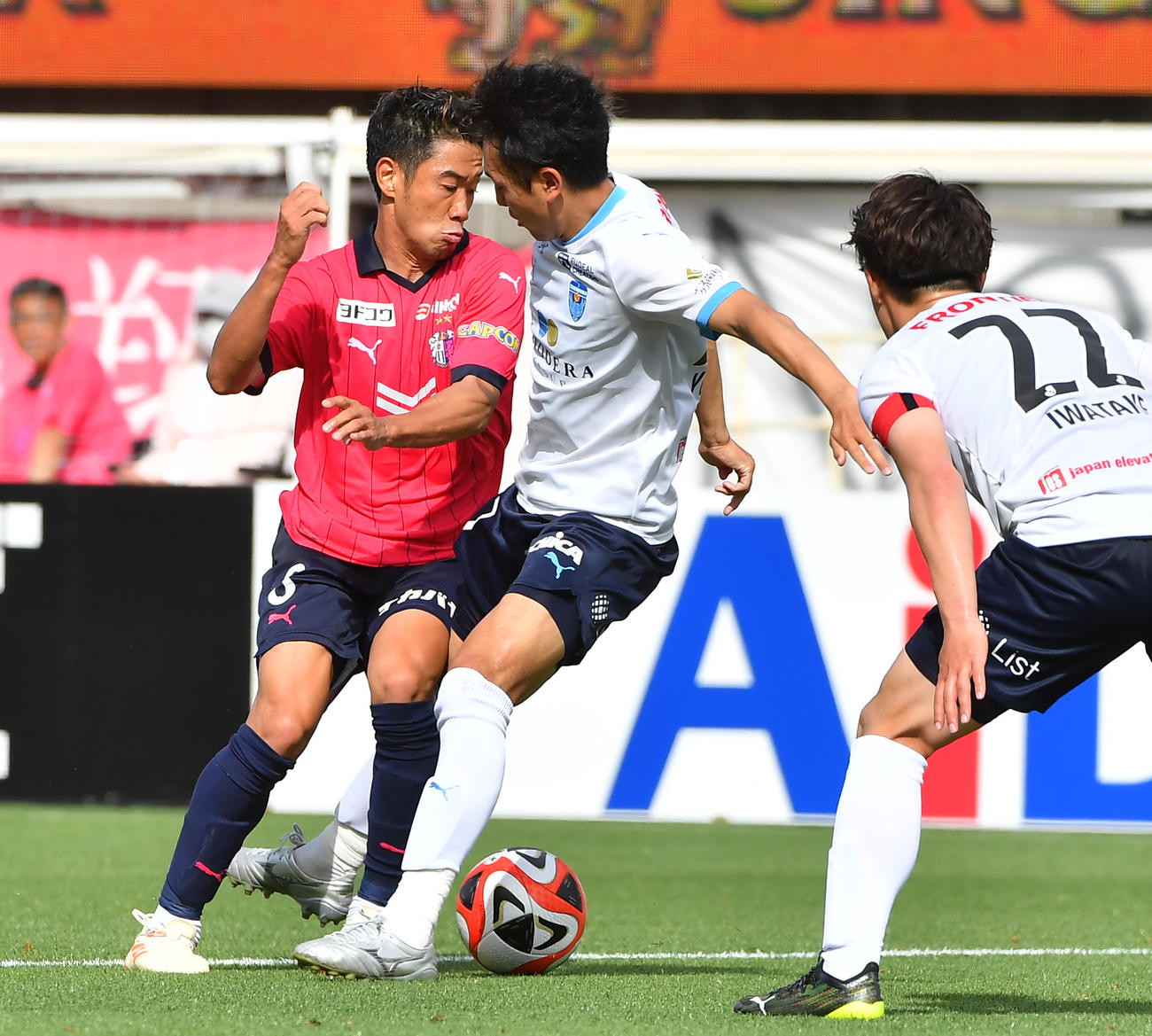C大阪対横浜FC　後半、ペナルティーエリアに攻め込むC大阪香川（左）、相手と接触しこぼれ球からパスがつながり追加点を呼び込む（撮影・清水貴仁）