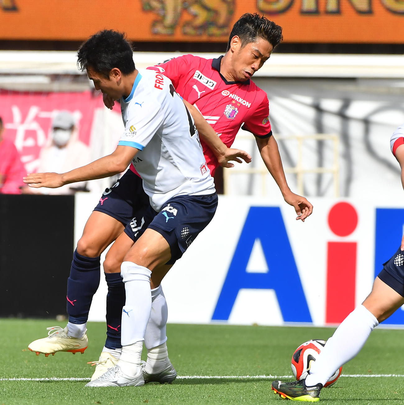 C大阪対横浜FC　後半、ペナルティーエリアに攻め込むC大阪香川（奥）、相手と接触しこぼれ球からパスがつながり追加点を呼び込む（撮影・清水貴仁）
