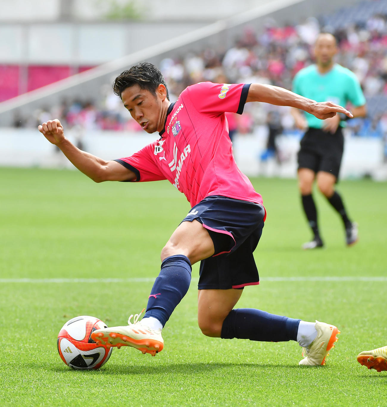 前半、ゴール前で鋭い切り返しをみせ、パスを出し先制ゴールにつなげるC大阪香川（撮影・清水貴仁）