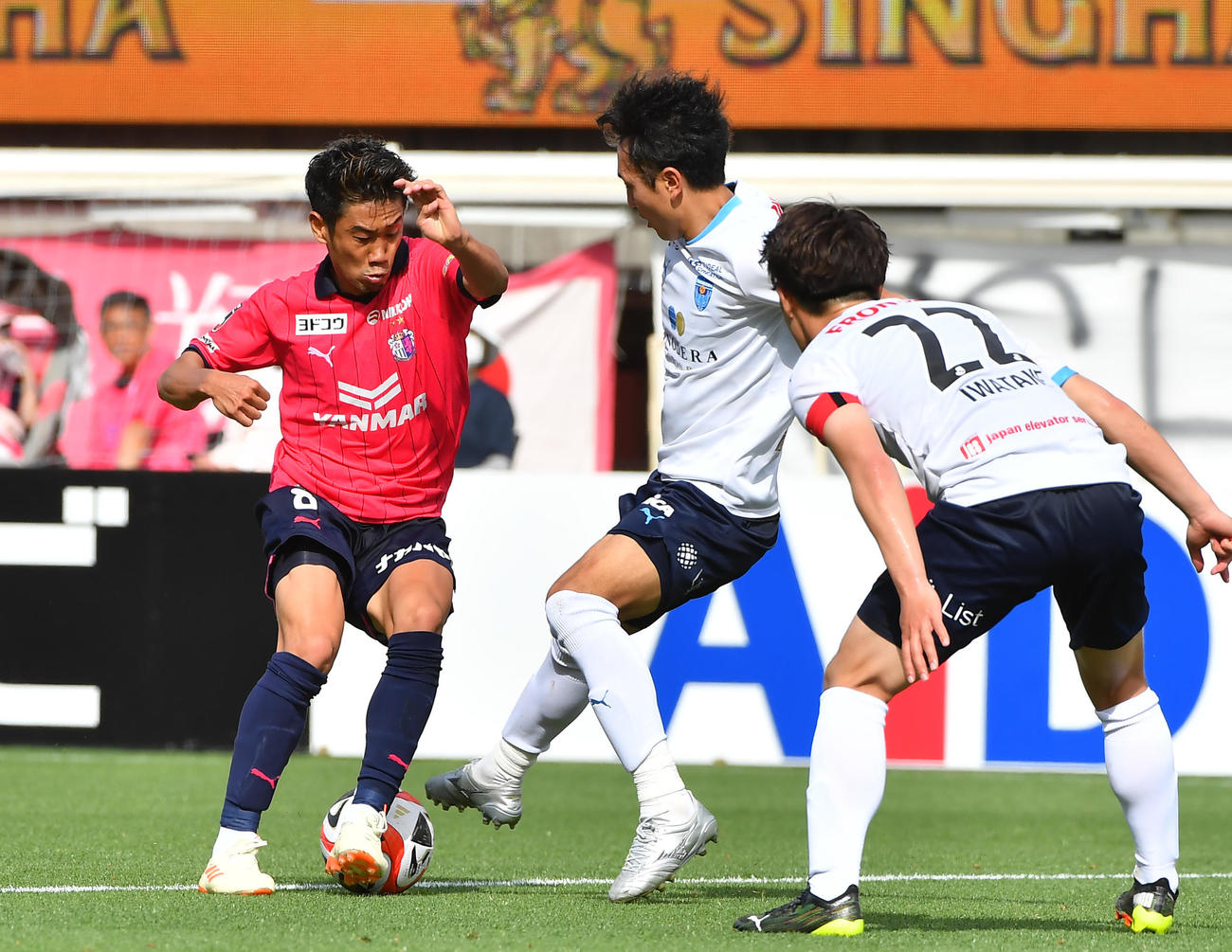C大阪対横浜FC　後半、ゴール前で相手をかわしにかかるC大阪香川（左）（撮影・清水貴仁）