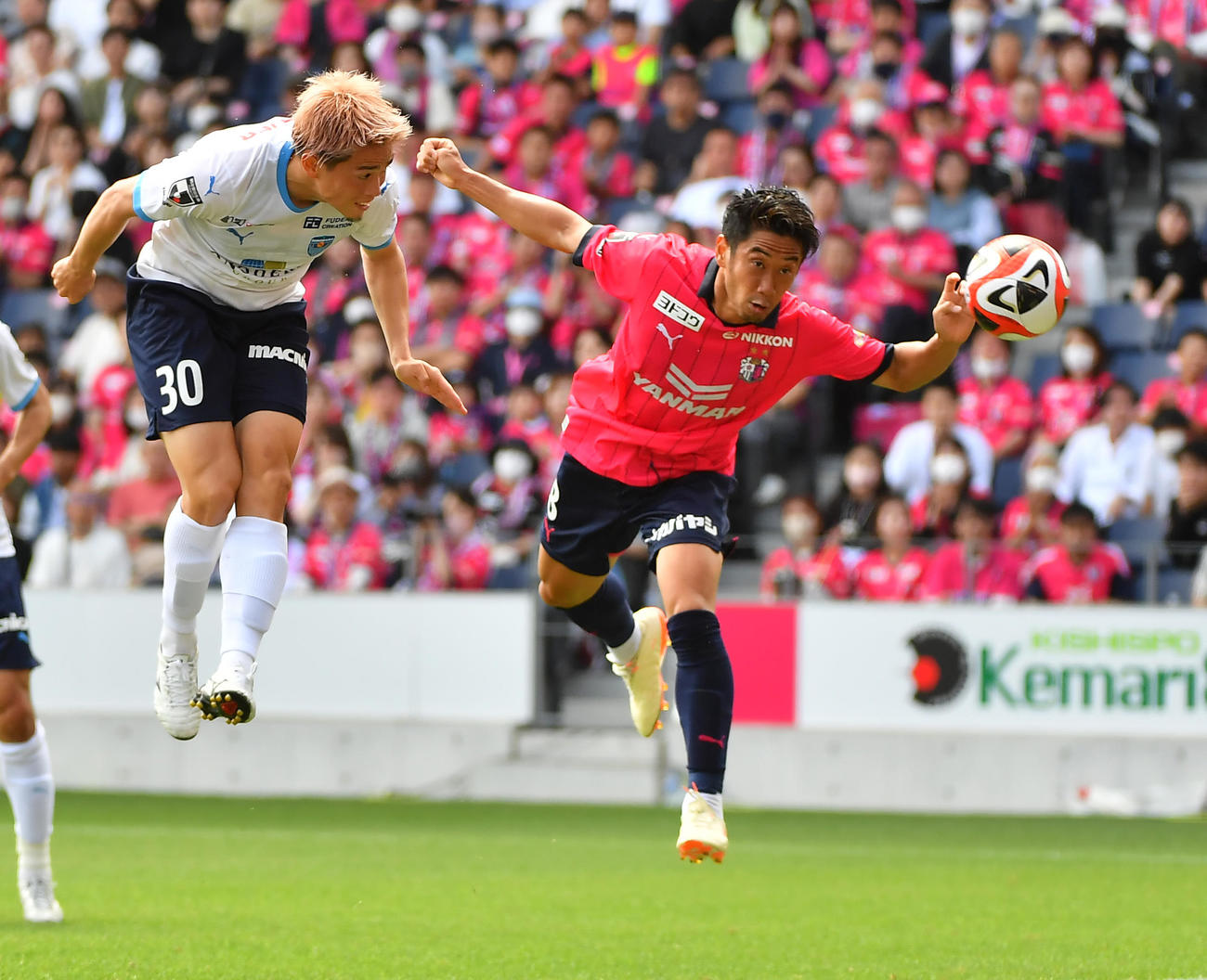 C大阪対横浜FC　前半、頭でゴールを狙うC大阪香川（右）（撮影・清水貴仁）