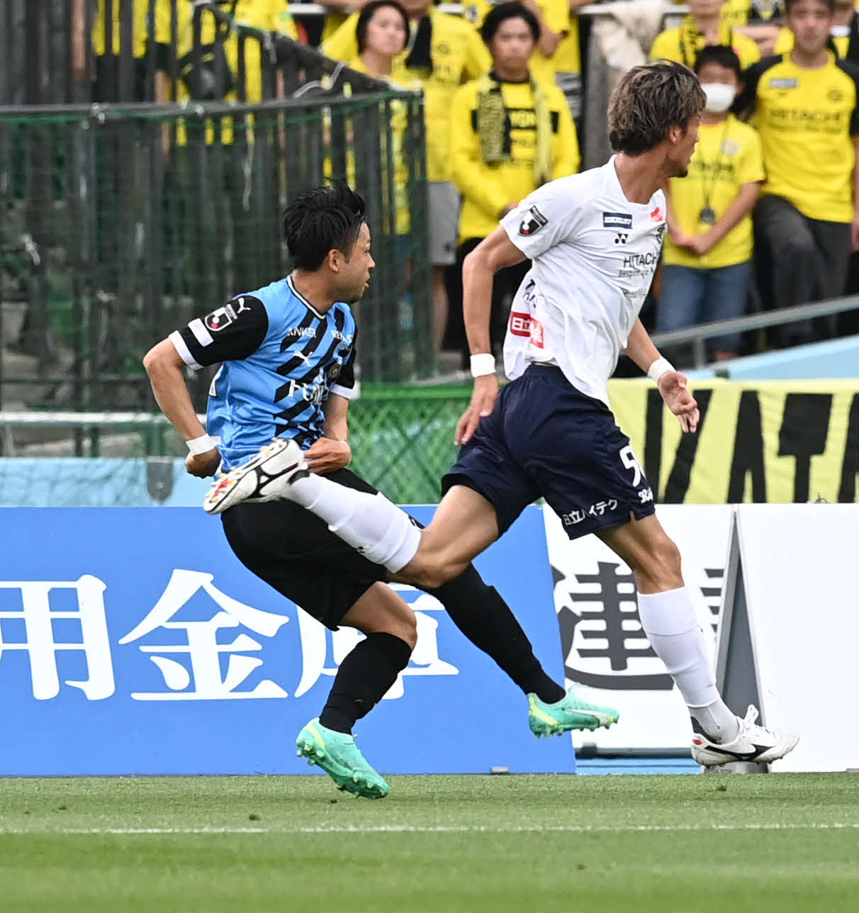 川崎F対柏　前半、先制点を決める川崎F小林。右は柏立田（撮影・山崎安昭）