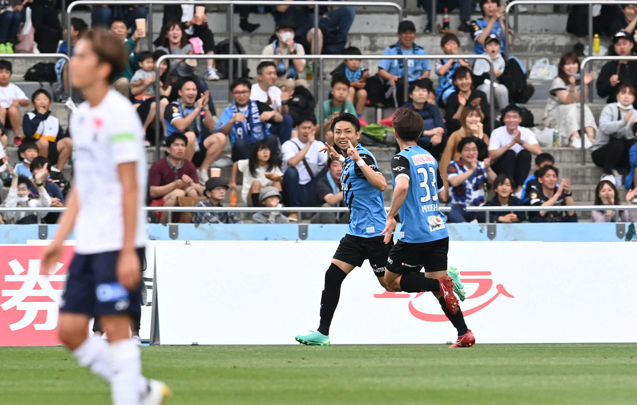 川崎F対柏　前半、先制点を決めた川崎F小林（中央）は歓喜のラン（撮影・山崎安昭）