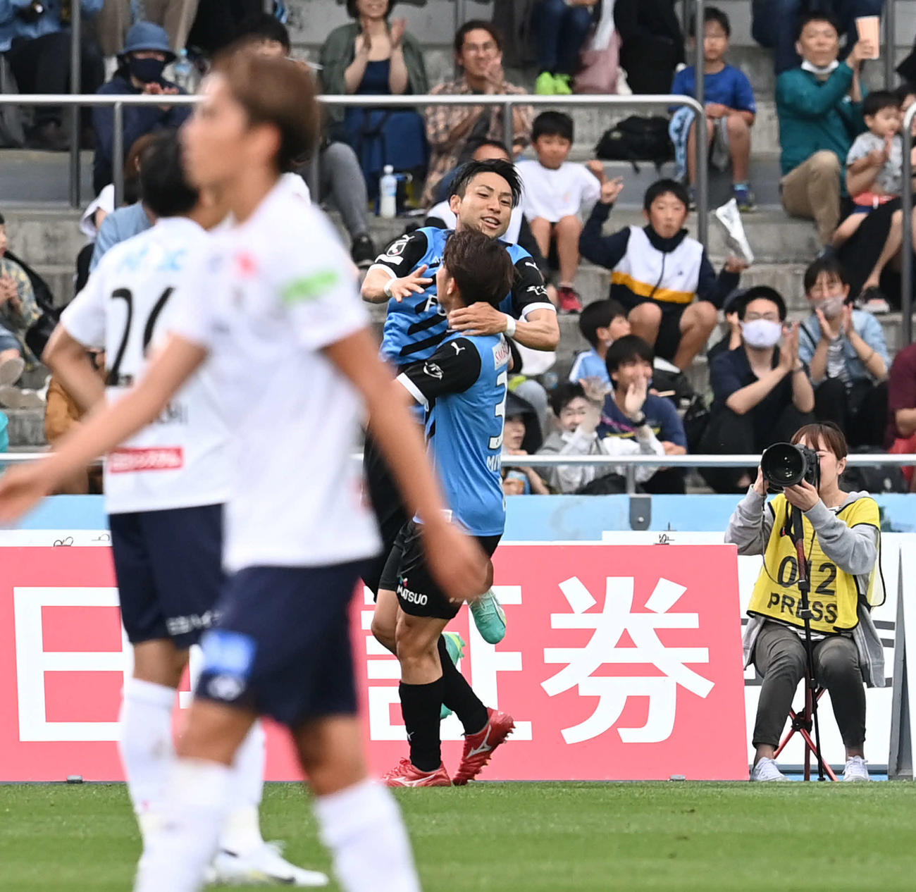 川崎F対柏　前半、先制点を決めた川崎F小林（後方）は宮代に抱きついて喜ぶ（撮影・山崎安昭）