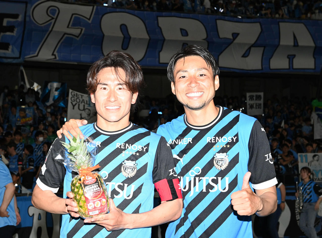 川崎F対柏　ゴールを決めた川崎F小林（右）と登里は笑顔で勝利を喜ぶ（撮影・山崎安昭）