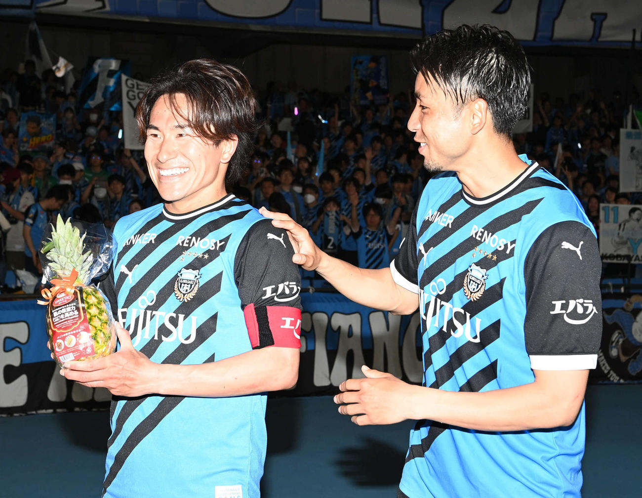 川崎F対柏　川崎F小林（右）は試合後、登里の左肩を触って「大丈夫？」（撮影・山崎安昭）