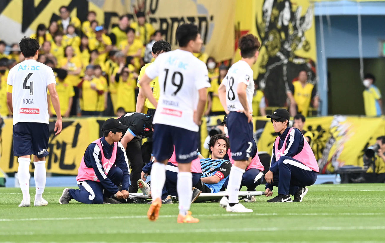 川崎F対柏　前半、追加点を決めた後で左肩を痛めた川崎F登里（中央）は担架で運ばれる（撮影・山崎安昭）