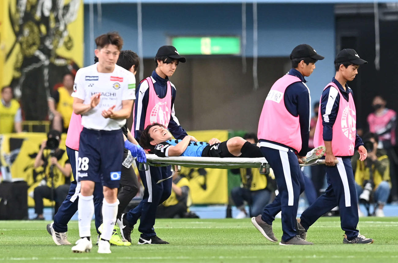 川崎F対柏　前半、追加点を決めた後で左肩を痛めた川崎F登里（中央）は担架で運ばれる（撮影・山崎安昭）