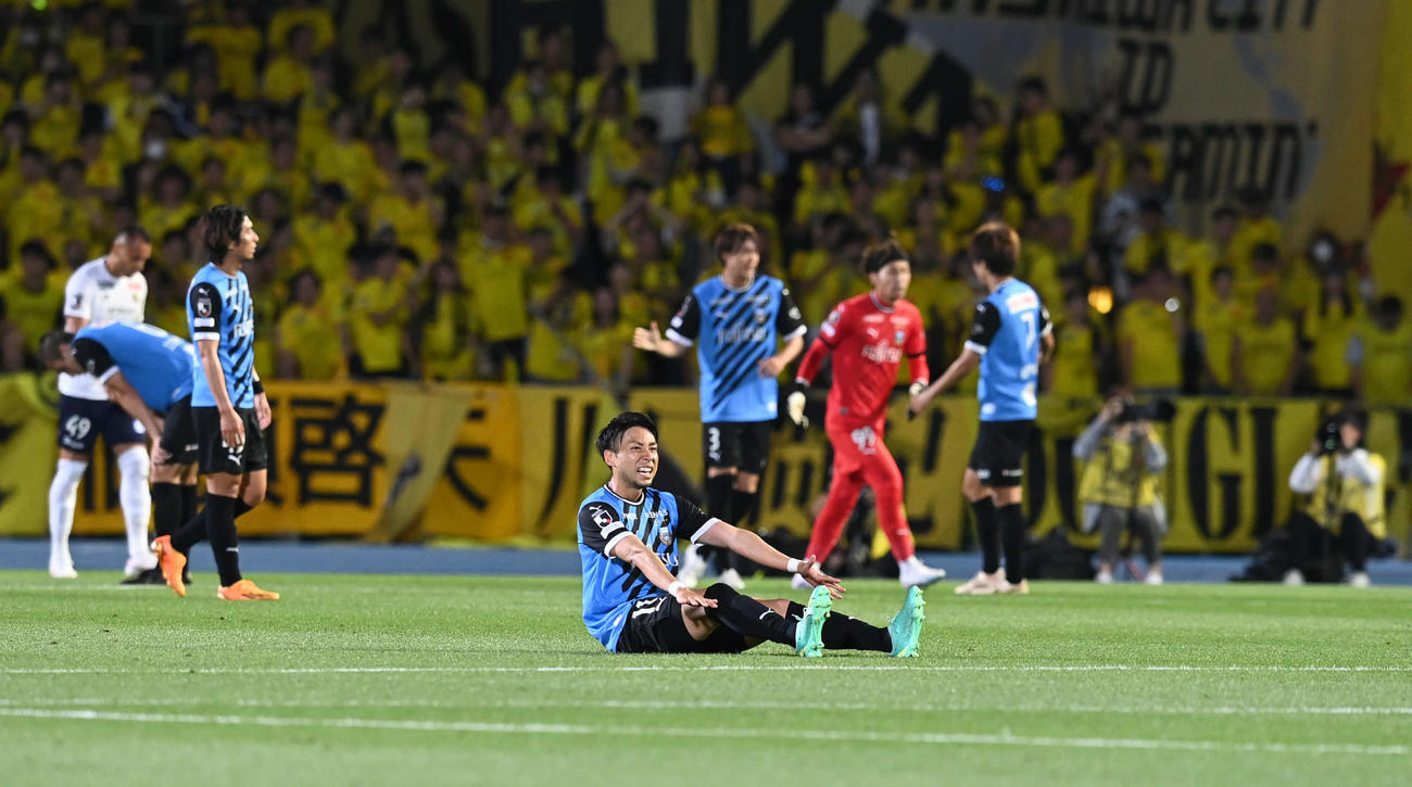 川崎F対柏　勝利の笛を聞いた川崎F小林（手前）はピッチに座り込む（撮影・山崎安昭）