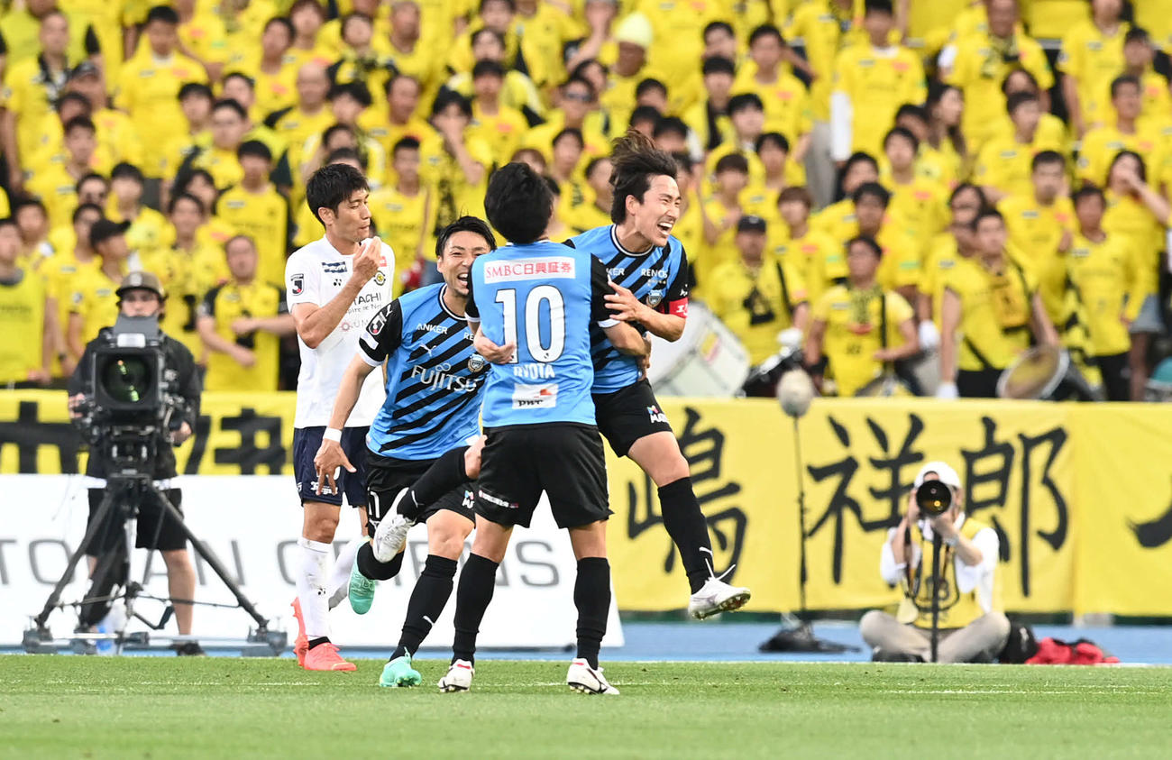 川崎F対柏　前半、追加点を決めた川崎F登里（右）は喜びを爆発させる（撮影・山崎安昭）