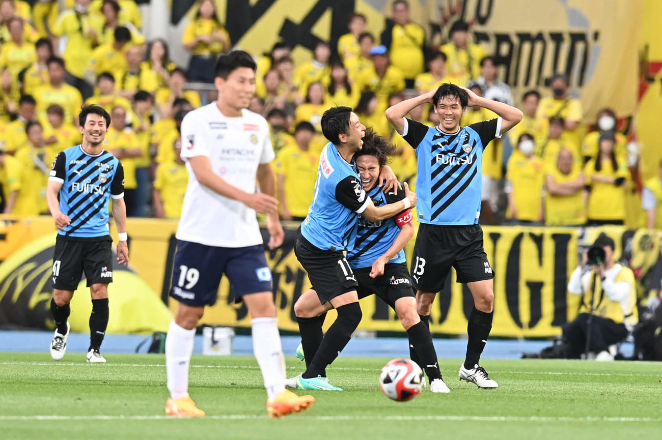 川崎F対柏　前半、追加点を決めた川崎F登里（右から2人目）は小林と抱き合って喜ぶ（撮影・山崎安昭）