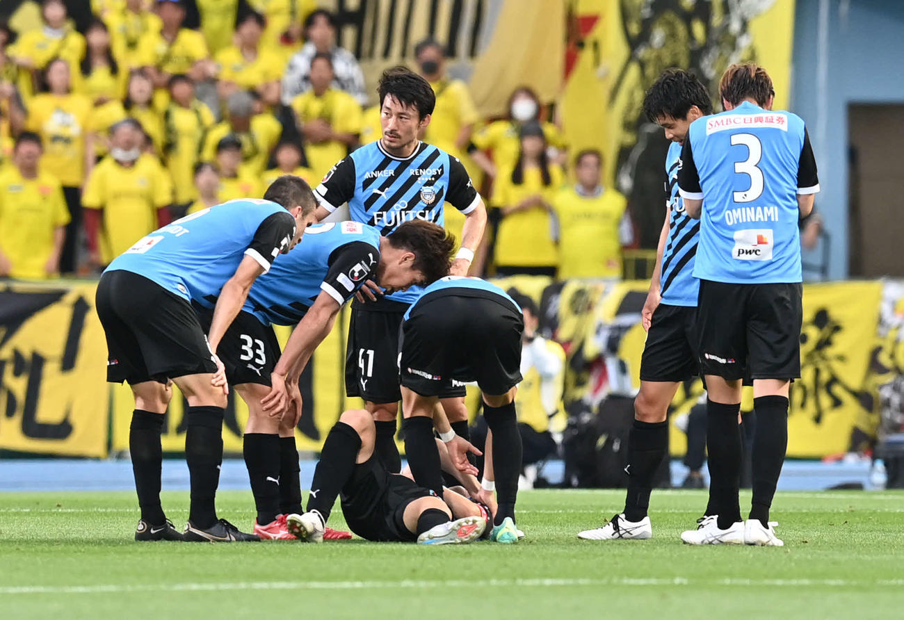 川崎F対柏　前半、追加点を決めた川崎F登里（下）は喜びすぎたのか左肩を痛める（撮影・山崎安昭）