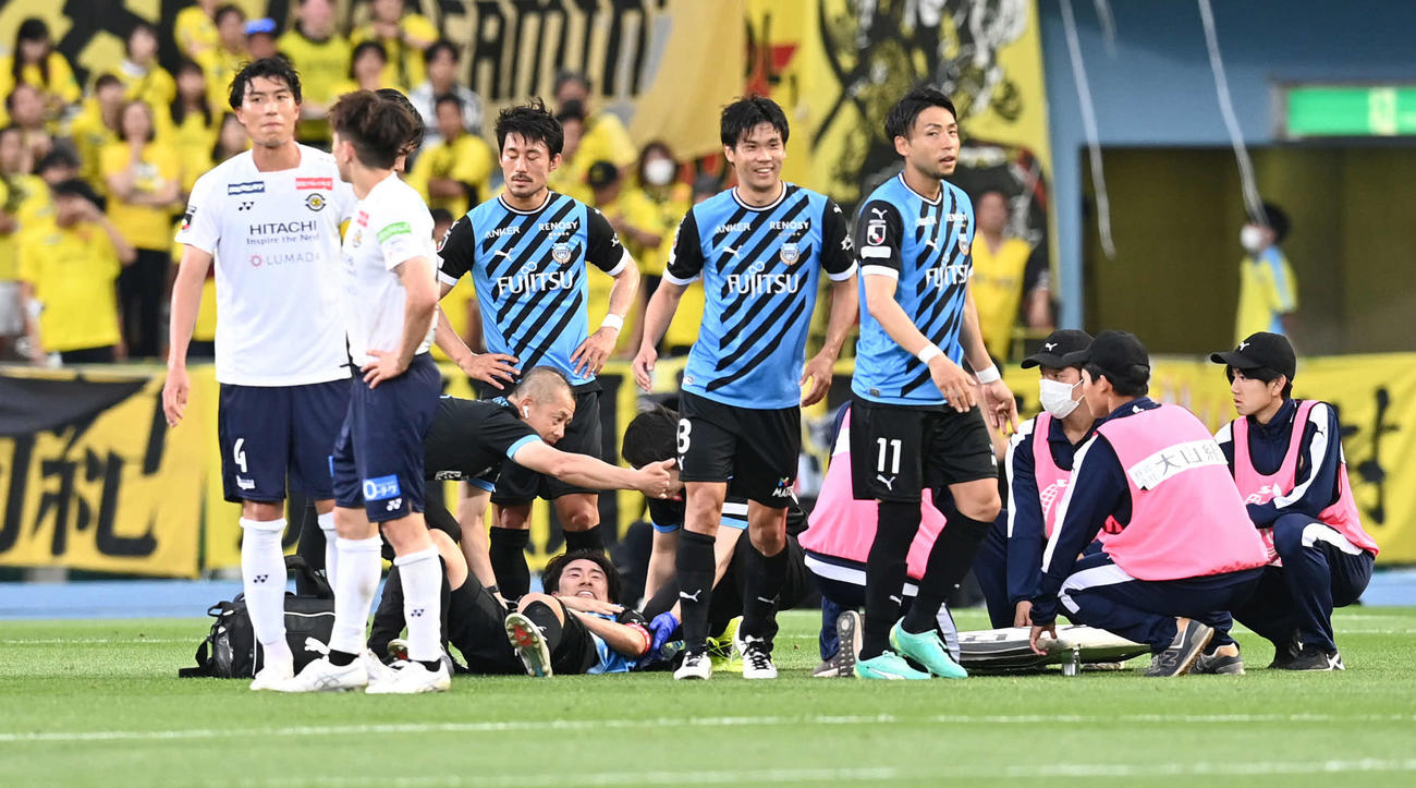 川崎F対柏　前半、追加点を決めた後で左肩を痛めた川崎F登里（下）は担架で運ばれる（撮影・山崎安昭）