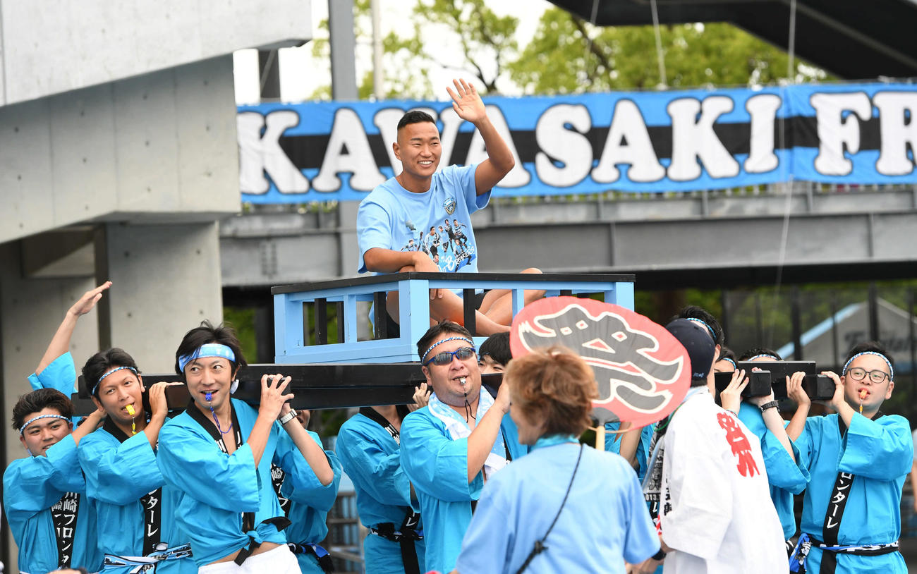 川崎F対柏　開始前、みこしに乗って引退式へ向かう鄭大世氏（撮影・山崎安昭）