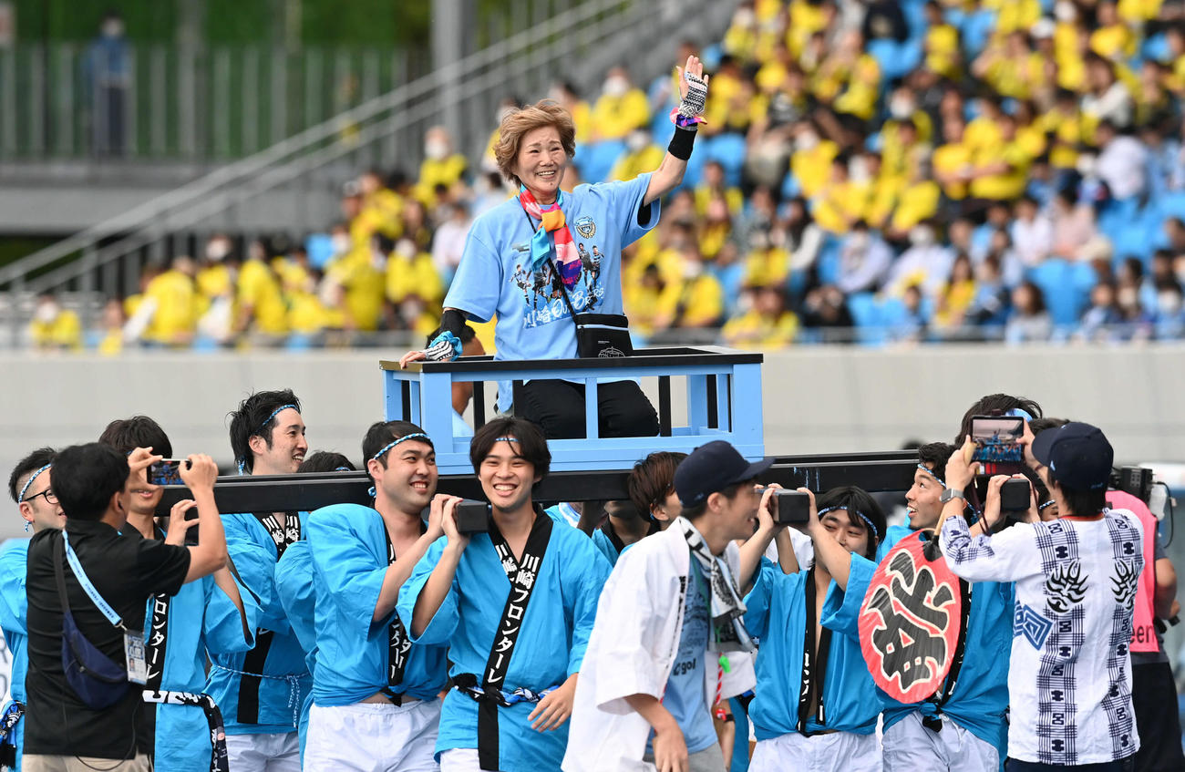 川崎F対柏　開始前、みこしに乗って笑顔の鄭大世氏の母（撮影・山崎安昭）