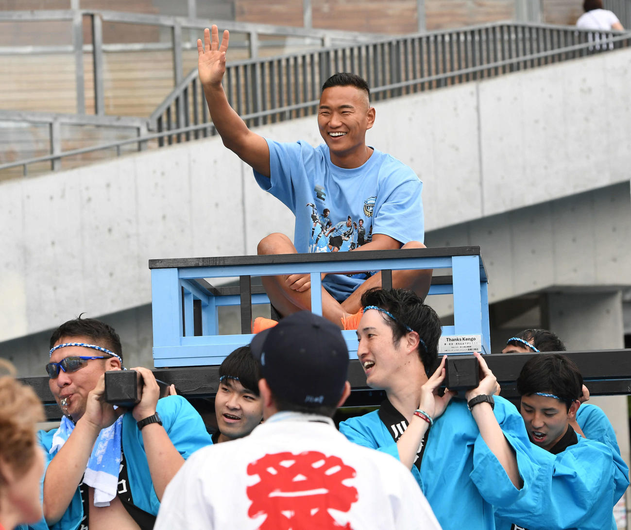 川崎F対柏　開始前、みこしに乗って引退式へ向かう鄭大世氏（撮影・山崎安昭）
