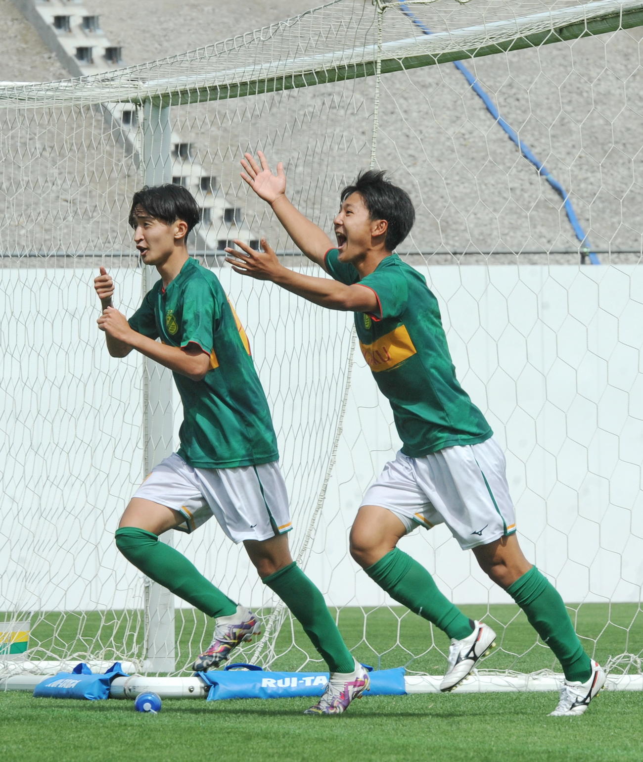 チーム2点目のゴールを決めてスタンドに向かう静岡学園MF高田（左）とFW神田
