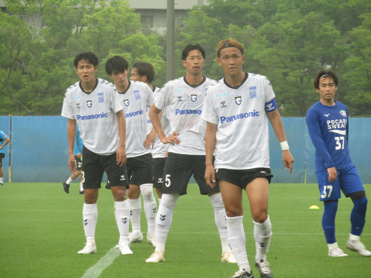 G大阪宇佐美（右から2番目）はJ2徳島との練習試合でセットプレーの守備に入る